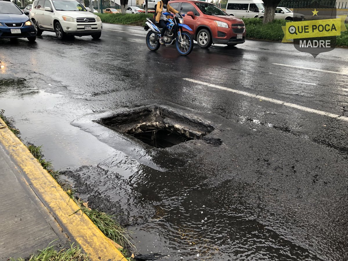 QuePocaMadre_Mx's tweet photo. #DeNuestroInbox 

Para denunciar que muchos coches están cayendo en esta coladera destapada, ubicada en Periférico, a la altura del Verificentro TL 970, Santa Mónica, en le municipio de #Tlalnepantla, es un peligro para quienes circulan por esa zona; pedimos sea repararla. https://t.co/6SRdQEfAVi