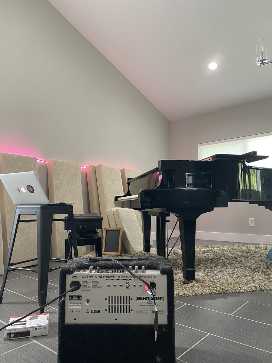 “I’m gonna need a bigger amp.”
“And lights too?”
“Yeeesssssss”
I’m so super excited to play my first house concert in Austin! It’s been a while since I performed live and in-person, think I’ll remember how? 🤔😂 What song would you most want to hear?

eventbrite.com/e/a-fabulous-e…