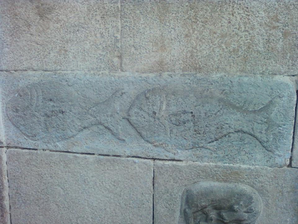 #தேவேந்திரகுலவேளாளர்
சமூக மடத்தின் தூண் ஒன்றில் களிறின் சிற்பமும்,மற்றொரு தூணில் மீன் சின்னமும் பொறிக்கப் பட்டுள்ளது. இந்த மடம் ஏறத்தாள 700 ஆண்டுகள் பழமை வாய்ந்த வரலாற்றுச் சிறப்புமிக்கதாகும்

#சிவன்_நாற்றுநடவு_உற்சவம் 

<a href="/moovendarmedia/">Moovendar Media</a> <a href="/DywaMedia/">🅳🆈🆆🅰 🅼🅴🅳🅸🅰</a> 
<a href="/MallarSangam/">உலகப்பெரு மள்ளர் சங்கம்</a> @DEVENDR55975431