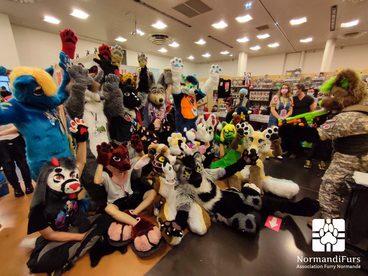 NormandiFurs's tweet photo. Haut les mains, peaux d'lapins !
Quand @bibinextreme s'occupe de la sécurité, ça ne rigole plus !
Photo prise par @RayBleiz à la @CartoonFair 2021
#fursuitfriday #normandifurs #cartoonfair https://t.co/Aysgu1e1MV