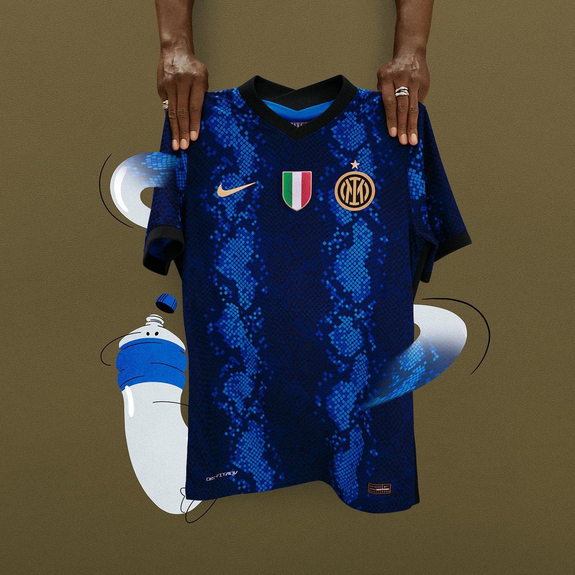 _TopBin's tweet photo. Inter 2021-2022
Huge fan of this from Nike, the golden detailing working well, alongside the black collar and hem/cuff on the sleeve. Cannot wait to see this under the lights in a Champions League game!
Just missing a golden PIRELLI though right? https://t.co/oAtM3Kcbjr