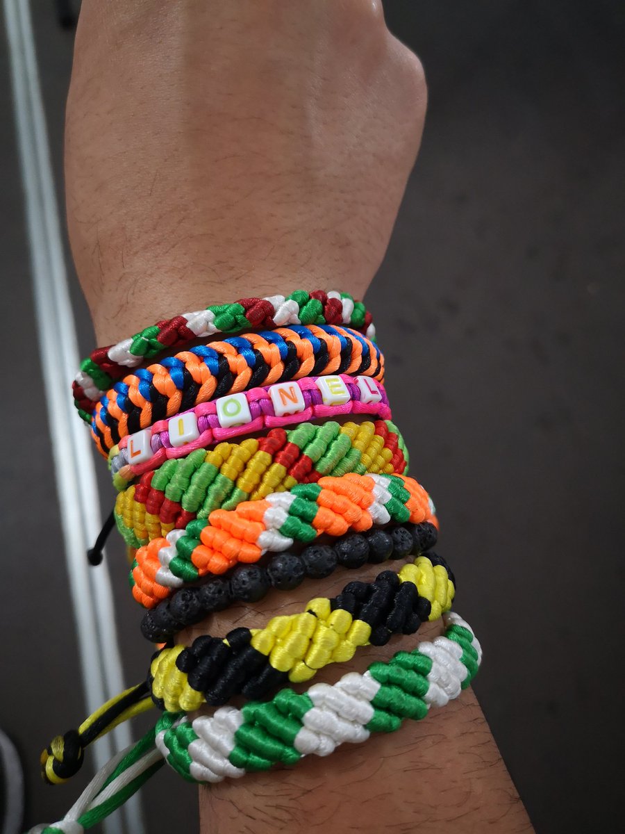 Lioms33's tweet photo. Holaaa!! Varios chicos han empezado un pequeño proyecto de venta de pulseras hechas a mano y personalizadas muy top y estaría bien darle un impulsito, aquí les dejo algunos modelos y en su Instagram se puede encontrar más info. Se agradece RT ❤️❤️ https://t.co/olY9caNyOz https://t.co/yuIgixj8RY