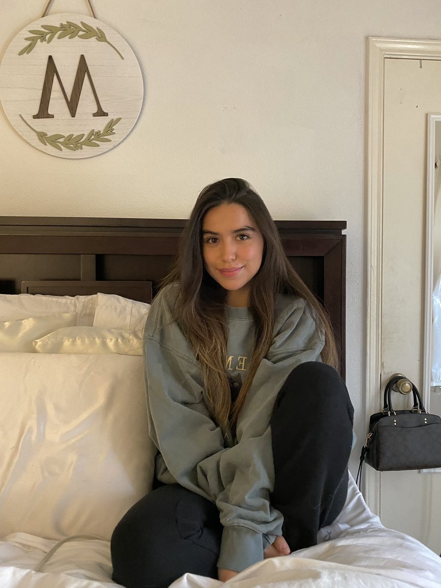 mercccci's tweet photo. Sittin pretty :* https://t.co/v8fYpMM0Bi