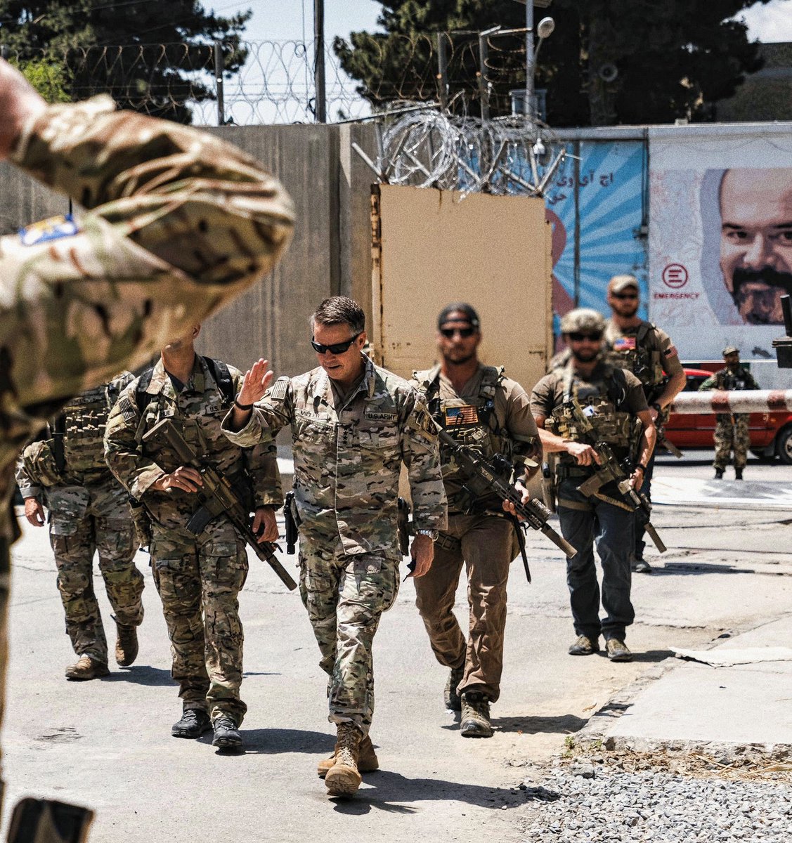 tacticalporn's tweet image. 🇺🇸CAG operators providing close protection to General Scott Miller in Kabul, Afghanistan, June 24, 2021.

#CAG #DeltaForce #JSOC #Tier1 #NGAL
#CryeOrDie #Hk416 #Romeo #Afghanistan
