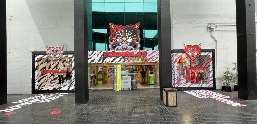 fuetete's tweet photo. Y la entrada a falabella del Jockey plaza está toda de #vnro https://t.co/xVavAkOwBf