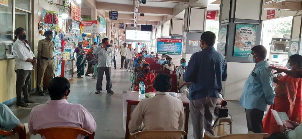 ArogyaAndhra's tweet photo. #NoMaskNoRide Campaign by Nellore district coordinated by District Administration in collaboration with #APSRTC and Transport department.
#APFightsCorona #COVID19Pandemic https://t.co/vqweJ0NRxQ