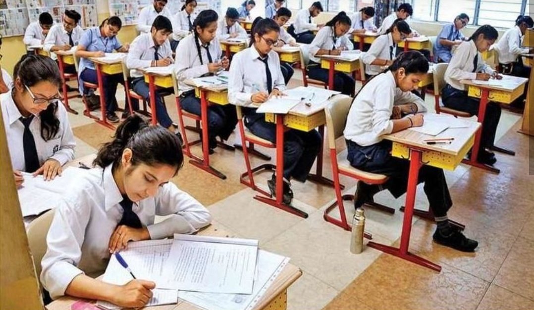 LiveLawIndia's tweet photo. Delhi High Court is hearing the appeals filed by Delhi Govt and students challenging the single judge bench decision allowing private schools from collecting Annual Charges and Development Fees from students in lockdown. https://t.co/UTDg9Fj3Aj