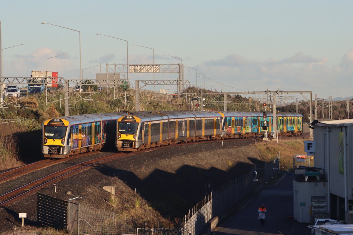 pcuser42's tweet photo. This morning I managed to capture not just one, but two wrapped units! AM 620 heading to Britomart and AM 593 heading to Manukau, paired with AM 618 and AM 390 respectively. #nzrail #aklrail https://t.co/xbvzcN7loi
