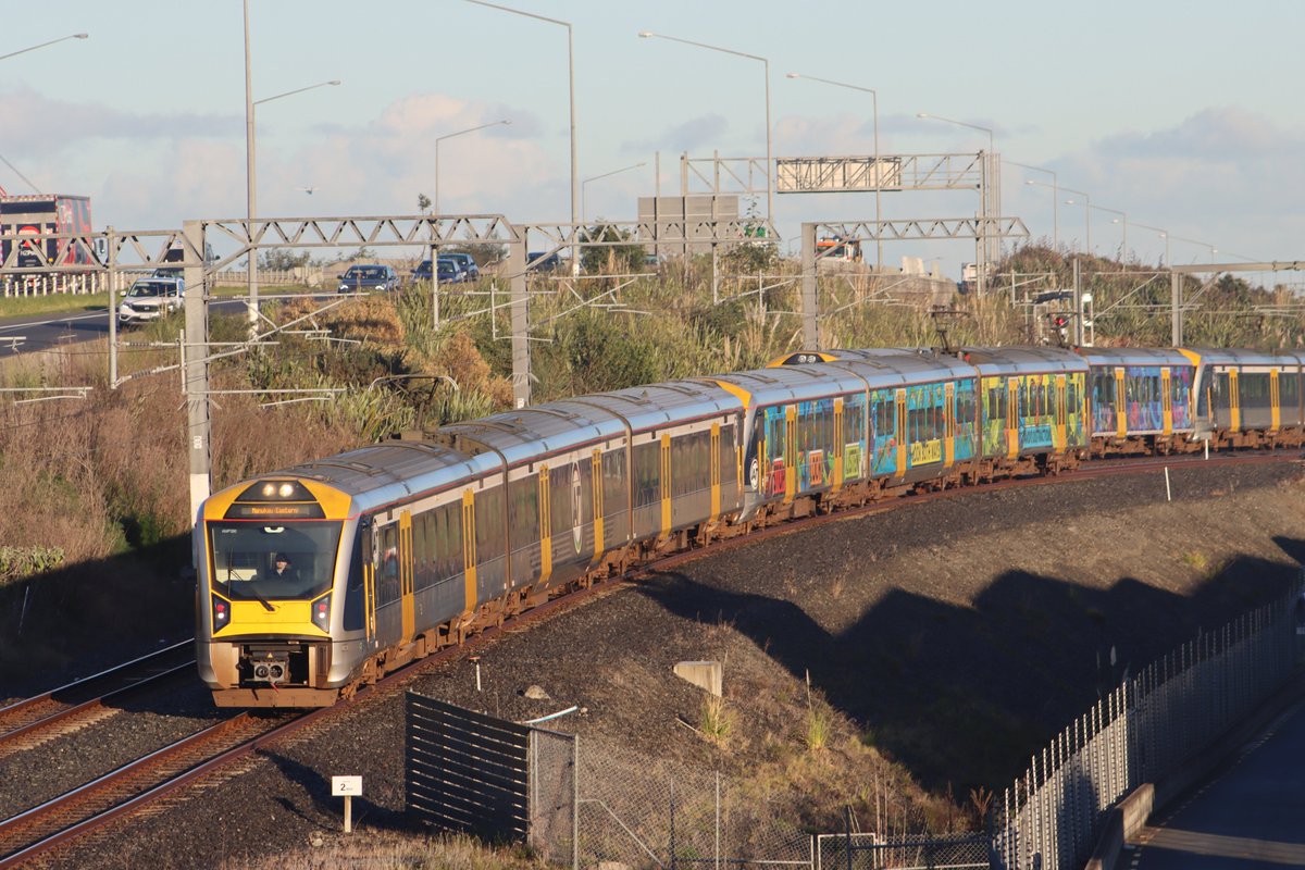 pcuser42's tweet photo. This morning I managed to capture not just one, but two wrapped units! AM 620 heading to Britomart and AM 593 heading to Manukau, paired with AM 618 and AM 390 respectively. #nzrail #aklrail https://t.co/xbvzcN7loi