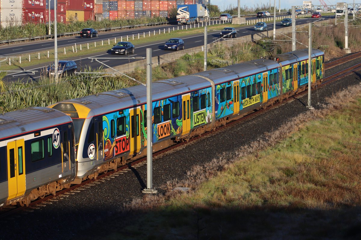 pcuser42's tweet photo. This morning I managed to capture not just one, but two wrapped units! AM 620 heading to Britomart and AM 593 heading to Manukau, paired with AM 618 and AM 390 respectively. #nzrail #aklrail https://t.co/xbvzcN7loi