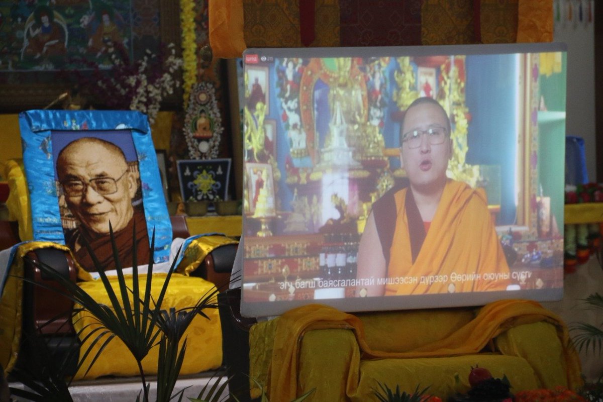 Өнөөдөр зуны адаг сарын шинийн 4. Бурхан багш анх 4 үнэний сургаалаа айлдаж номын хүрдийг эргүүлсэн их ДҮЙЧЭН өдөр. Далай багшийн цахим айлдварын 2 дахь өдөр. 
Далай ламыг төсөөлөхөд инээмсэглэсэн дүр тодорч байна уу? Та уур, ялгаварлал, хүчирхийлэлийг тэвчээрэй хэмээн айлдлаа.