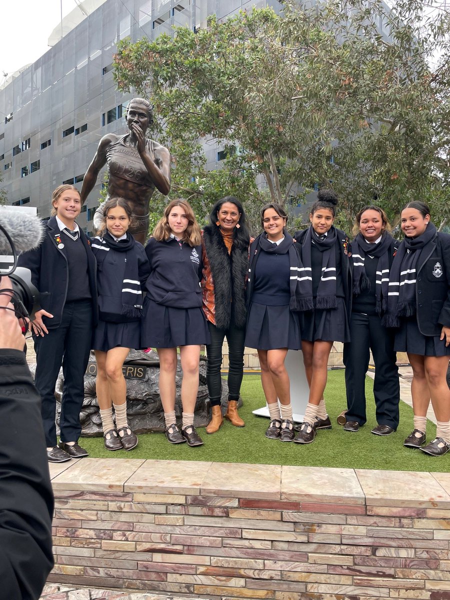 Congrats @NovaPeris! Celebrating ur many achievements, first Aboriginal woman elected to Federal Parliament, first Aboriginal to win an Olympic Gold Medal, rep in 2 Olympic sports! Stunning statue by @GillieandMarc @JandamarraCadd #BlakExcellence #StatuesForEquality @FedSquare