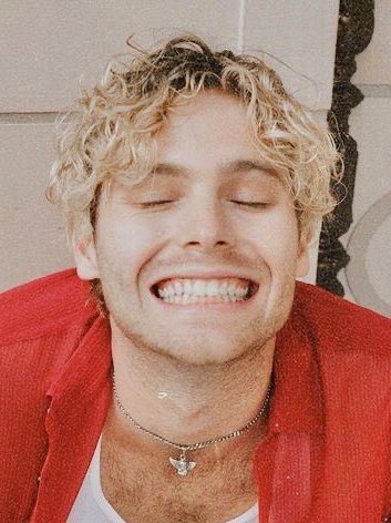 erin💌 on X: "luke hemmings has always had the prettiest smile proof!  https://t.co/KFQUMpUqSF" / X