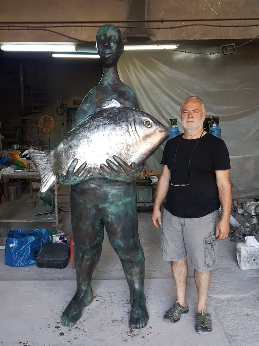 <a href="/mimarifacialar/">anonim</a> Meydana da çok yakıştı. Hikâyesi bu kadar basit, çok büyük de bir felsefesi yok ama bereketi ve naifliği sembolize ederken, ‘Burası balıkçılar pazarı, gel, gel bak!’ diye geleni geçeni davet ediyor.” Sanatçı Cem Sağbil