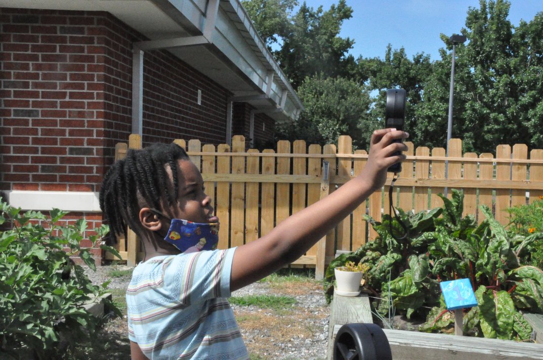 KevinRickard4's tweet image. Developing a routine with the Summer Garden Camp. First thing. Take weather measurement readings. Temperature, wind speed, precipitation. These are the new anemometers we got through @donorsChoose. They measure temp too. @WilsonTishia @vbschools @BeachSupe #vbalwayslearning