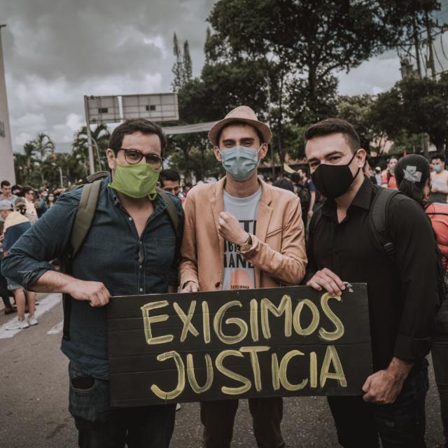 Una amenaza al <a href="/ProfeFerley/">Profe Ferley 🇨🇴</a> es una amenaza a miles de Santandereanos que creemos en el cambio y que aborrecemos a las mafias politiqueras que han desangrado nuestro departamento Mi total respaldo y que sepan que seguiremos firmes denunciando ahora más que nunca!!✊✊✊