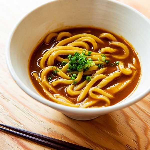 AKOMEYATOKYO's tweet photo. 【新商品】アコメヤのカレーうどん
なんと20分茹でる乾麺。そしてさらにカレースープと具材を入れて5分煮込んだら…乾麺の概念が覆ります。
お店で食べるような麺のコシとカレーの香りを最大限に活かしたカレーうどん。小麦粉、瀬戸内の天然塩、水だけでできた手打ち麺です。
https://t.co/PFAAc7QvOi https://t.co/lg4XRM8SW2