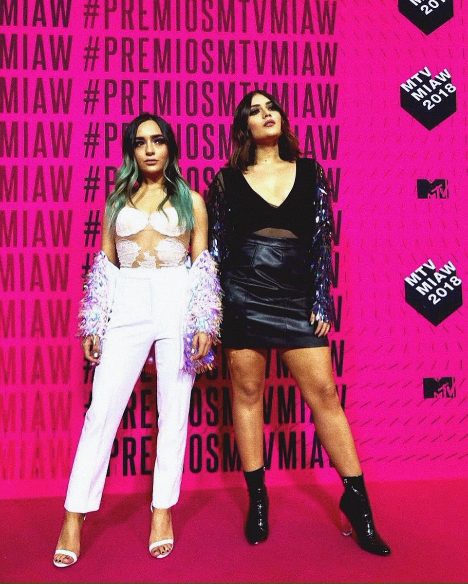 valmen_'s tweet photo. lo más iconic de la alfombra rosa, siempre serán los outfits de Calle y Poché https://t.co/qO4ajG2Orx