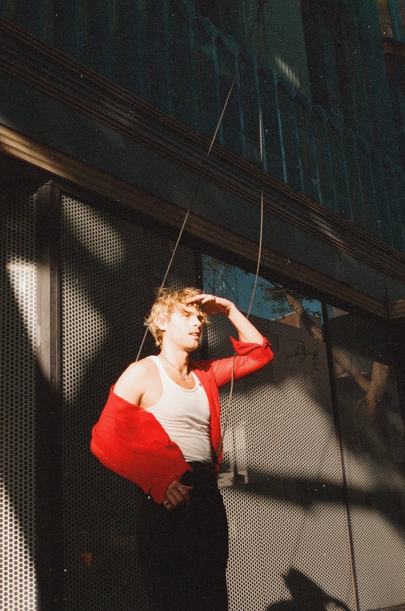 Luke5SOS's tweet photo. some photos from the Starting Line video, shot Downtown LA late june https://t.co/4XvQ4Hyqna