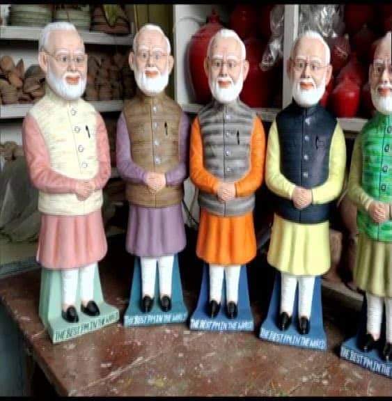 DeepsUnique3434's tweet photo. सुंदर कारीगरी देखें,
या जननायक के प्रति अगाध श्रद्धा..
और किसी नेता के प्रति ऐसा प्रेम
कहीं देखने को नहीं मिलता..
बिहार: मुजफ़्फ़रपुर में एक कारीगर
ने प्रधानमंत्री जी की सुंदर मूर्तियां
बनाई हैं..
जिन्हें आप गुल्लक के रूप में भी
प्रयोग में ले सकते हैं..
#WeLovePMModi ji ❤️🙏🏻✍🏻 https://t.co/yn93uo1iRg