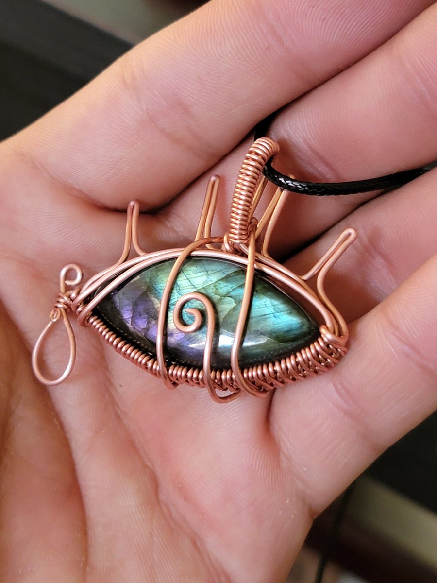 I made something I'm in love with 🥲🥲🖤💙💜💚

 video below to see to see gorgeous flash of this stone.
