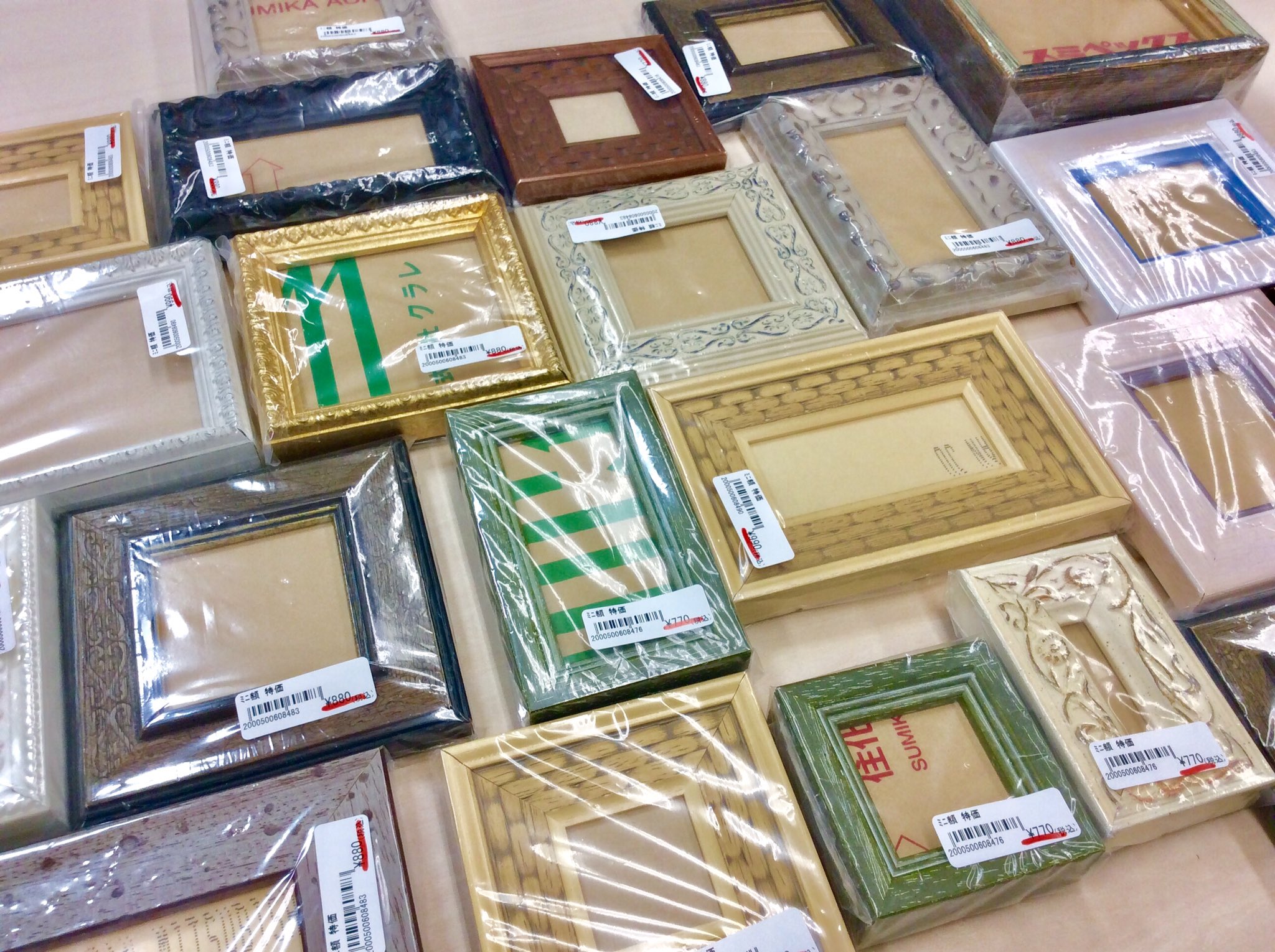 画箋堂 本店 ミニ額入荷情報 バーゲンでご好評だった為スカスカ状態だったミニ額 補充分が たくさん入荷いたしました 前回はatcサイズしか無かったデザインのミニ額もサイズ 比率 様々でご用意してます それぞれ限定限りなので気になる方はお早め