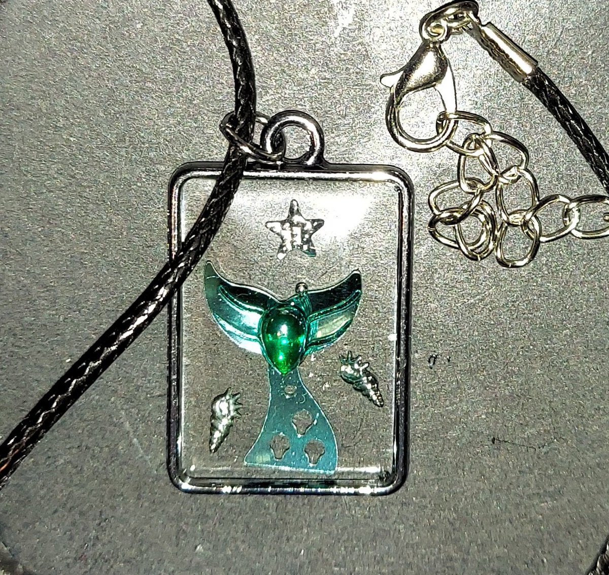 CMomma77's tweet photo. #Resin #MermaidTail #Necklace - #Teal #Beautiful! #PerfectGift #BirthdayGift #Summer #SeaSide #SeaLife #Ocean #OceanDreams #Beach #BlingBling #GiftBoxIncluded #Fashion #BlingBling #Princess #Sparkley #SpoiledRotten #Gorgeous #WomanBusiness #MadeWithLove #Homemade #WomanBusiness https://t.co/Q6Pv2ZIJ5M