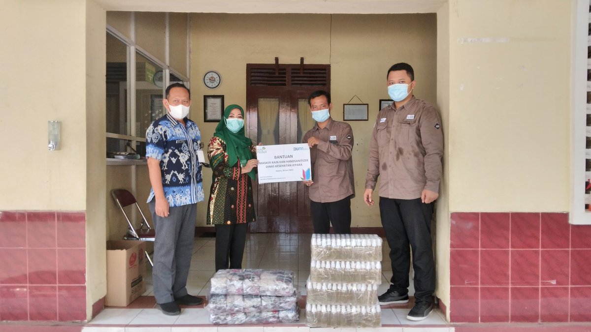 plntanjungjatib's tweet photo. Dalam rangka mendukung upaya penanggulangan Covid-19 yg dilakukan oleh Pemerintah untuk memitigasi penyebaran Covid-19, PLN UIK TJB menyerahkan bantuan kepada Dinas Kesehatan Kab Jepara dan Kudus berupa 2000 masker kain 3 lapis & 2000 hand sanitizer. #CSRPLNTJB @dinkeskabjepara https://t.co/S3ICduQLsB