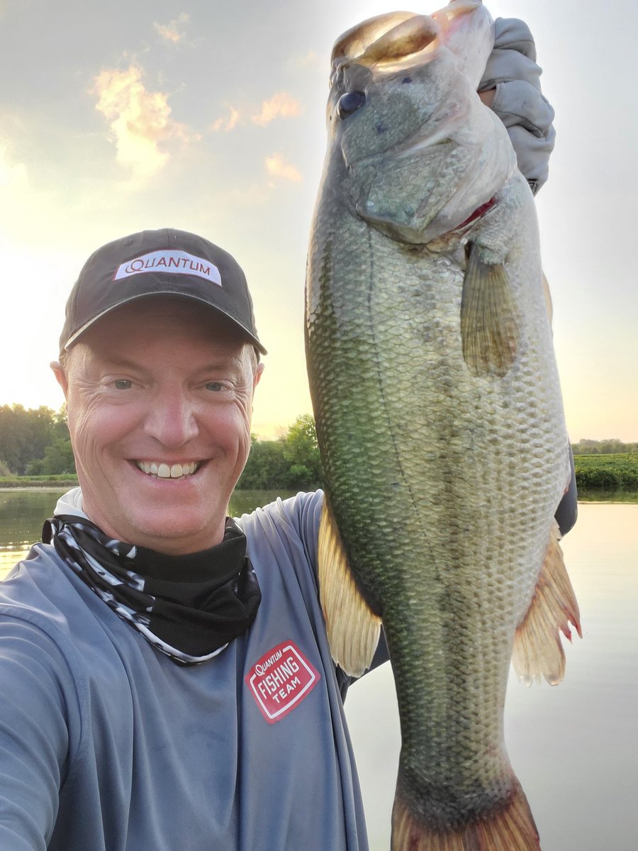 KrogmanEric's tweet photo. Caught a nice summertime stud this evening!
#teamquantum #lurelock #fishing #bassmasters #fishinglife #largemouthbassfishing https://t.co/suVXTPTBmb