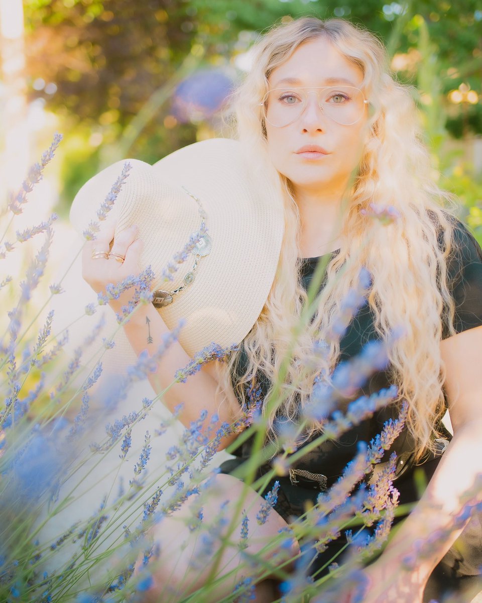 AnnaRoseMusic's tweet photo. Back to my old tricks. Back on the road. Giddy up. More dates being announced soon. 

9.23  New York, NY - @rockwoodmusichall a real special one with @theblakemorgan 
9.25  Basking Ridge, NJ - @RossFarmBR full band babyyyy 

#annarosemusic #ontheroadagain https://t.co/E5IV0y9tg0