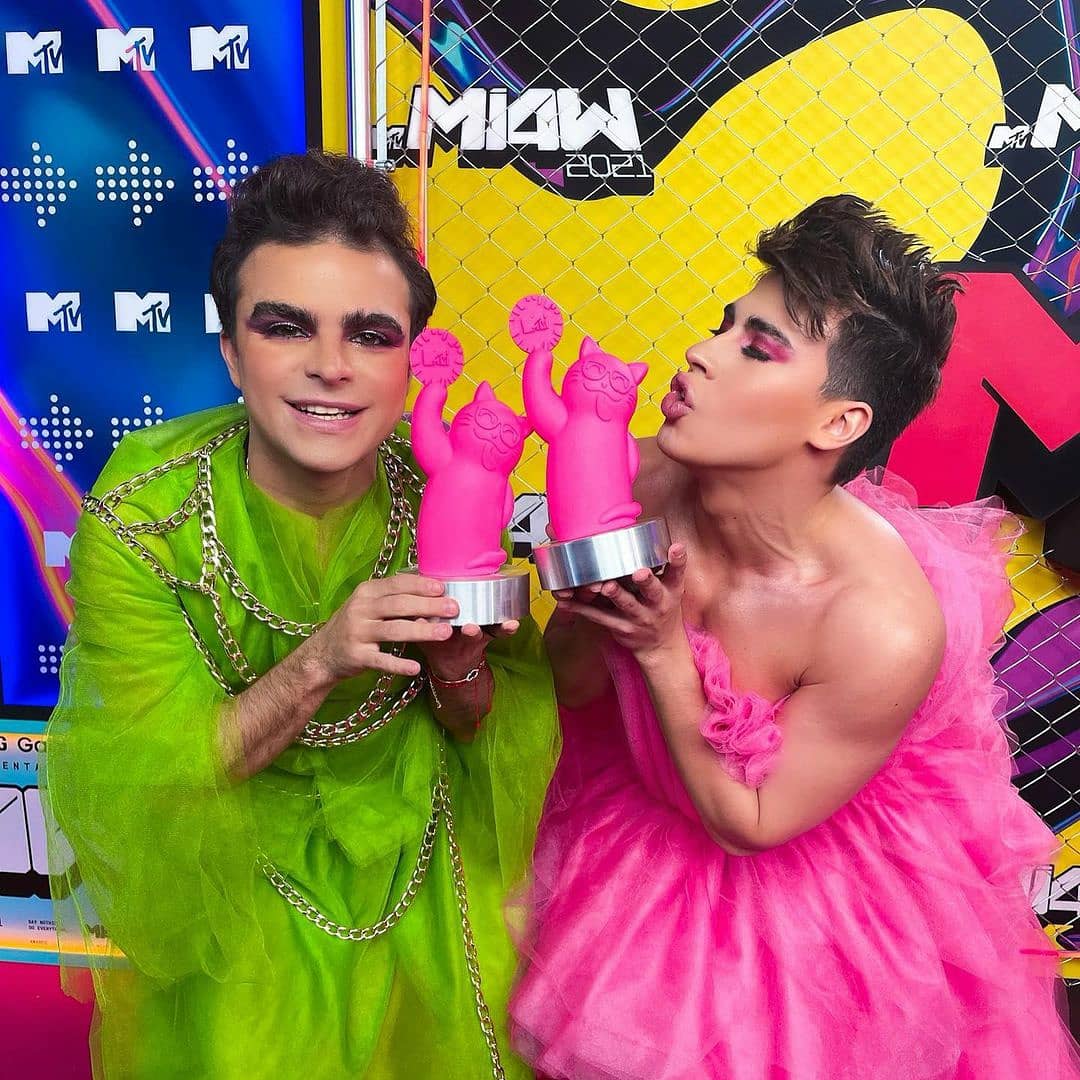 HiveFiveMx's tweet photo. ¡AMOS DEL PODCAST! 🎙️👏💥🎉🎊✨

Felices de compartir este triunfo como MEJOR PODCAST DEL AÑO en los MTV MIAW 2021 con @ladivaza y @lajose en este proyecto tan increíble llamado #RadioDivaza

Gracias a todos los que ven y escuchan este PODCAST 💖

#LaDivaza #LaJose  #MTVMIAW2021 https://t.co/DS3AhrwC76