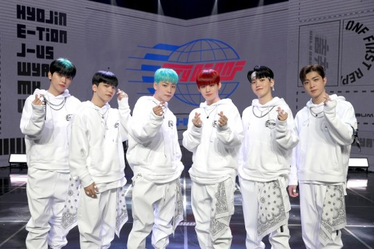 ONF_BRAND's tweet photo. 📰NAVER Article📰
(Like 😍 and Recommend ℹ️)
"#ONF Comeback in Early August"
https://t.co/W4hY8Sn3Bc
#온앤오프 #オンエンオフ #CITYOFONF
@WM_ONOFF https://t.co/tJfYDuL3m3