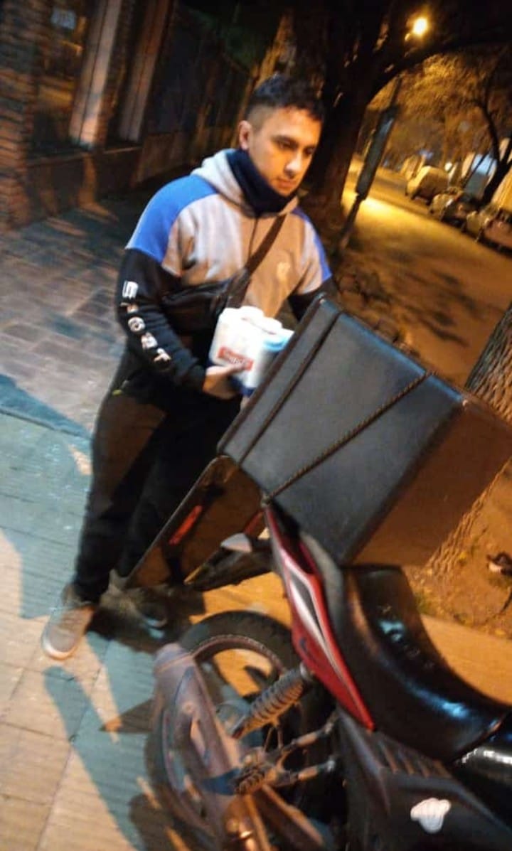 Cuando estas repartiendo y te acordas que allá la están re partiendo 😔