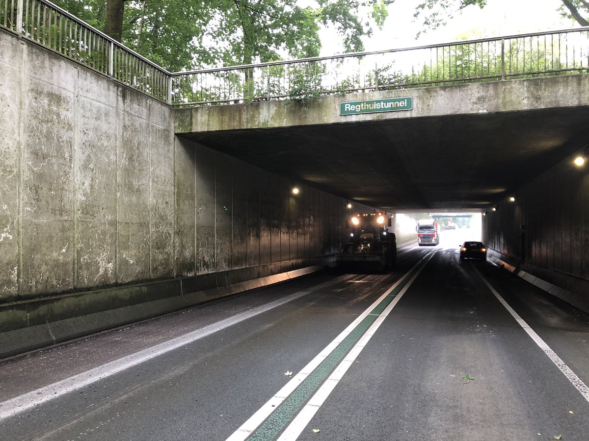 En we zijn los <a href="/provgroningen/">Provincie Groningen</a> Regthuistunnel #frezen #asfalt <a href="/Roelofsgroep/">Roelofs</a> #specialistenindeinfra
