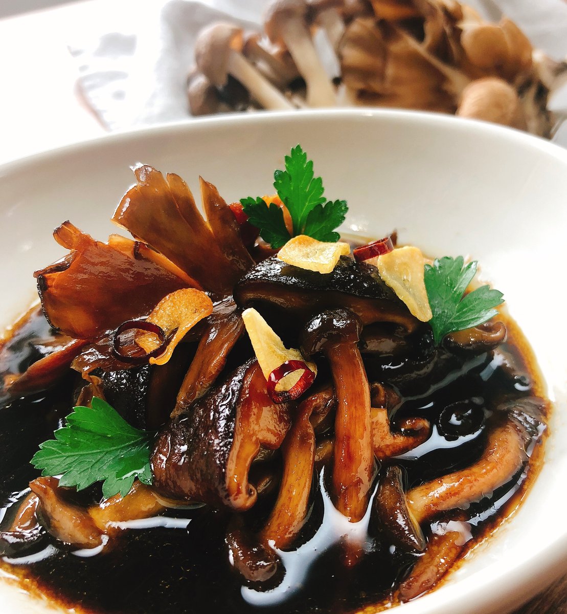 Tasty Japan 食べるドレッシング たっぷりきのことバルサミコ酢のコクが絶品 甘くコクのあるバルサミコの風味と きのこの旨味が合わさった 深みのあるドレッシングレシピです サラダにかけるだけでおもてなしの一品に 作り置き出来るので 常備菜