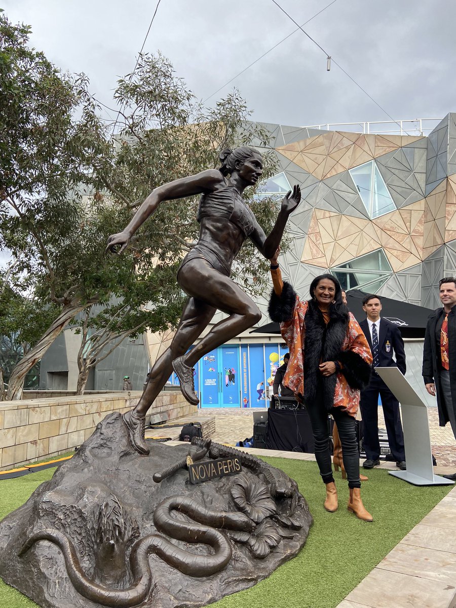 @NovaPeris and her statue in all its glory! 🖤💛❤️ Iconic! #BlakExcellence