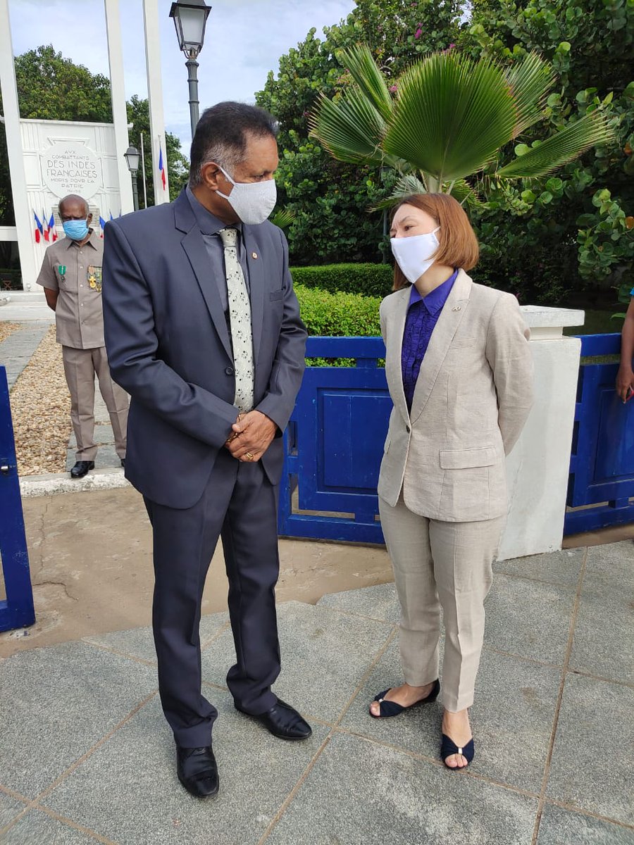 Dépôts de gerbes au Monument aux morts de Pondichéry en présence de Lise Talbot Barré, Consule générale de France à Pondichéry et Chennai, du représentant des autorités indiennes et du Conseiller Asie Océanie à l´assemblée des Français de l´étranger.