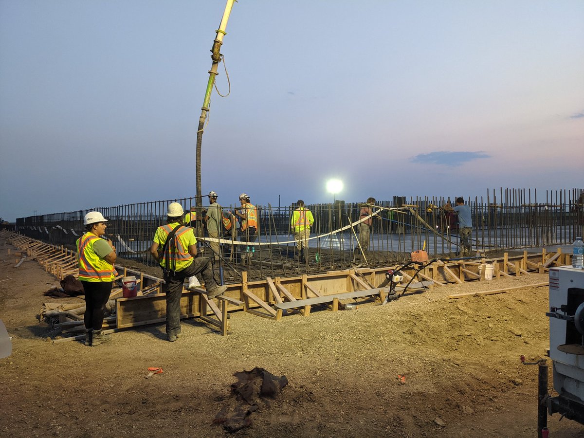 thehabs74's tweet photo. Little night pour action. Light tower is out. Boys are rockin. #thoroeconstructtion #sasksummer https://t.co/qL0D7q9Fou