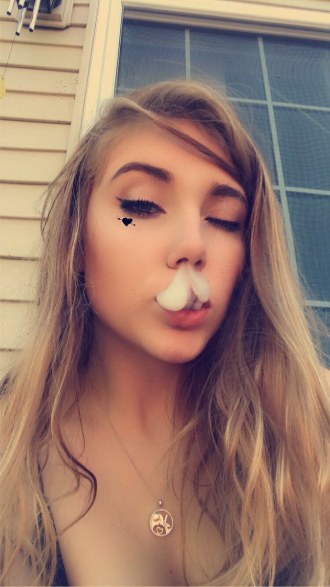 ItsBellaBanks's tweet photo. "I daydream about the dope world, Take a puff from the blunt and watch the smoke swirl."💗😤 https://t.co/cMxc9Yo7Nb