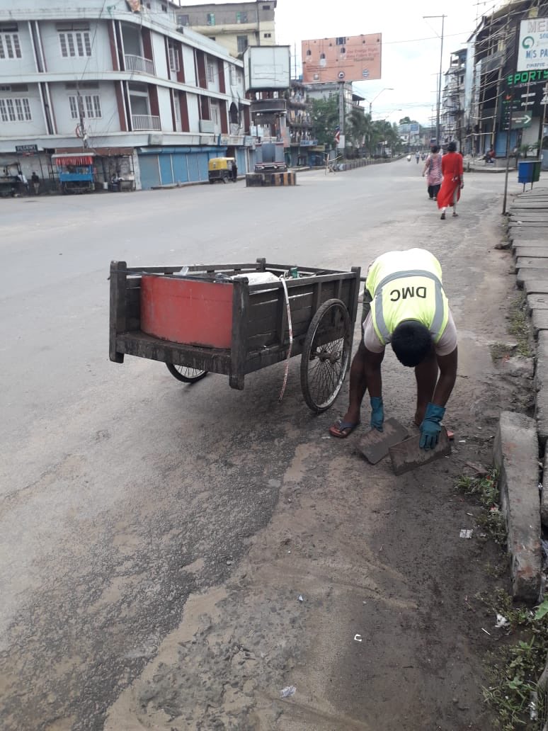 HimatoZ's tweet photo. We can make our #Dimapur #DMC #safaikaramcharis daily work much easier and safer by not #littering #spitting in public spaces. Thank you. #PleaseDoNotLitter #TogetherWeCan https://t.co/LlHsBBONl0