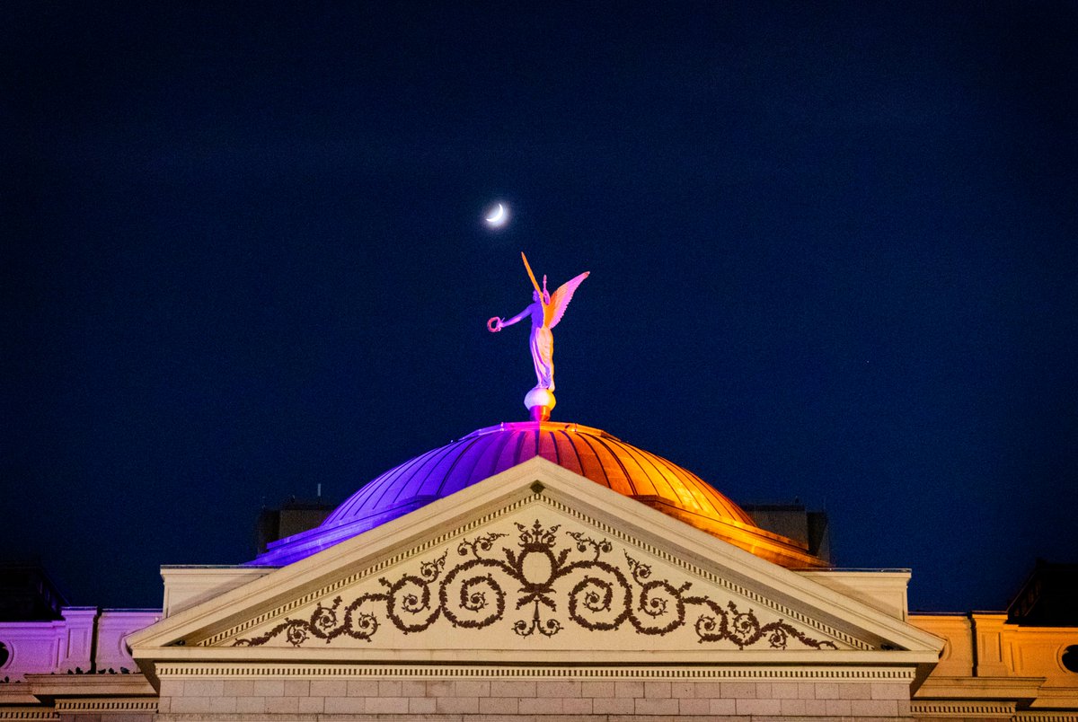 DougDucey's tweet photo. The State Capitol is lit up in support of the @Suns! We’re ready for Game 4 tomorrow! #RallyTheValley https://t.co/Ho9GgLYXy1