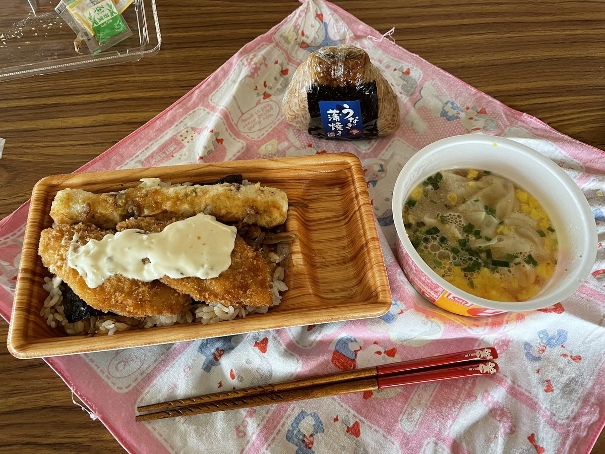 Atushi43 昨日の夕方マックスバリュにオリジンのタルタルのり弁を今日の昼飯購入に行く うなぎ蒲焼きおにぎり発見 マッハでゲット タルタルのり弁にワンタンもゲット 今日の昼飯ハッピー確定 さて昼飯 会社にレンジが有るのでのり弁 おにぎり Atushi43 昨日の夕方マックスバリュにオリジンのタルタルのり弁を今日の昼飯購入に行く うなぎ蒲焼きおにぎり発見 マッハでゲット タルタルのり弁にワンタンもゲット 今日の昼飯ハッピー確定 さて昼飯 会社にレンジが有るのでのり弁 おにぎり