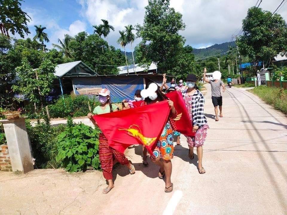 Boycey828's tweet photo. Pro-democracy youths in Auk Ye-Byue village, #LongLone Tsp, marched against the military regime despite the junta's harsh abductions &amp; genocides. #MyanmarNeedsO2 #July14Coup #WhatsHappeningInMyanmar https://t.co/AtYf21a1Md