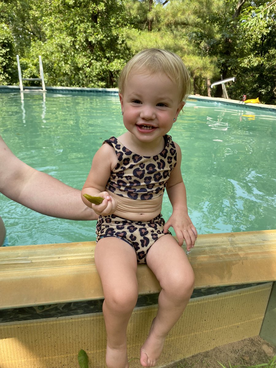 sky_shep's tweet photo. Whitleigh is here to tell y'all everyone has rolls, it's all about how "models" position themselves🥰  

don't compare yourself to another body! https://t.co/BW925YZylW