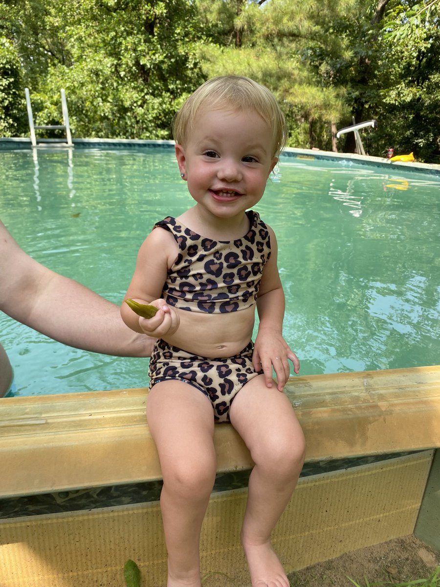 sky_shep's tweet photo. Whitleigh is here to tell y'all everyone has rolls, it's all about how "models" position themselves🥰  

don't compare yourself to another body! https://t.co/BW925YZylW