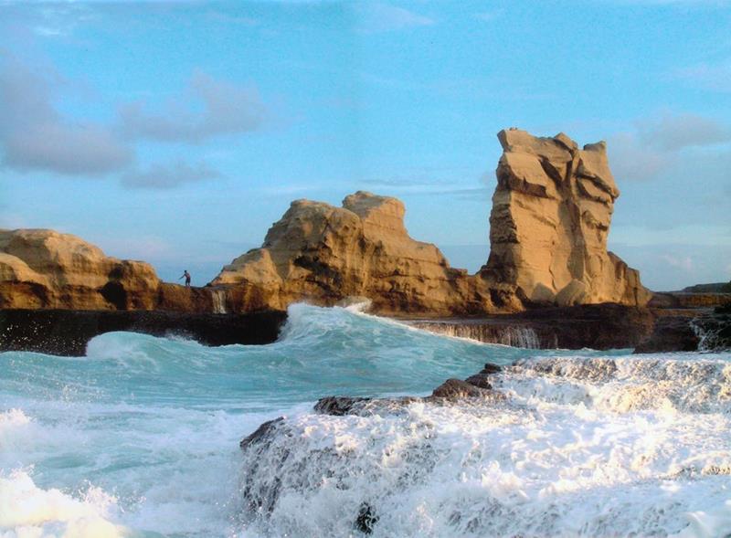 EastJavaTourism's tweet image. A view of #KlayarBeach - resides in Donorojo district, Pacitan Regency. Many rockies like spink in Mesir are settled in this beach. Klayar with its dune has a distinctive feature from another #TravelToEastJava #Indonesia