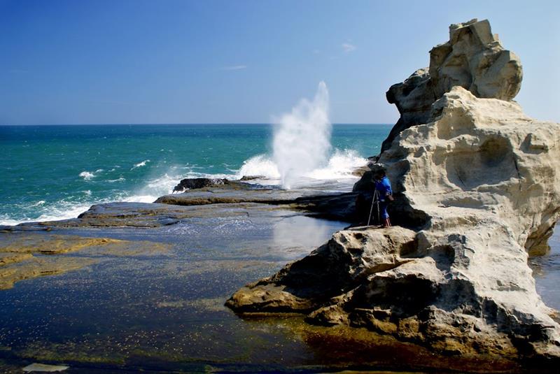 EastJavaTourism's tweet image. A view of #KlayarBeach - resides in Donorojo district, Pacitan Regency. Many rockies like spink in Mesir are settled in this beach. Klayar with its dune has a distinctive feature from another #TravelToEastJava #Indonesia
