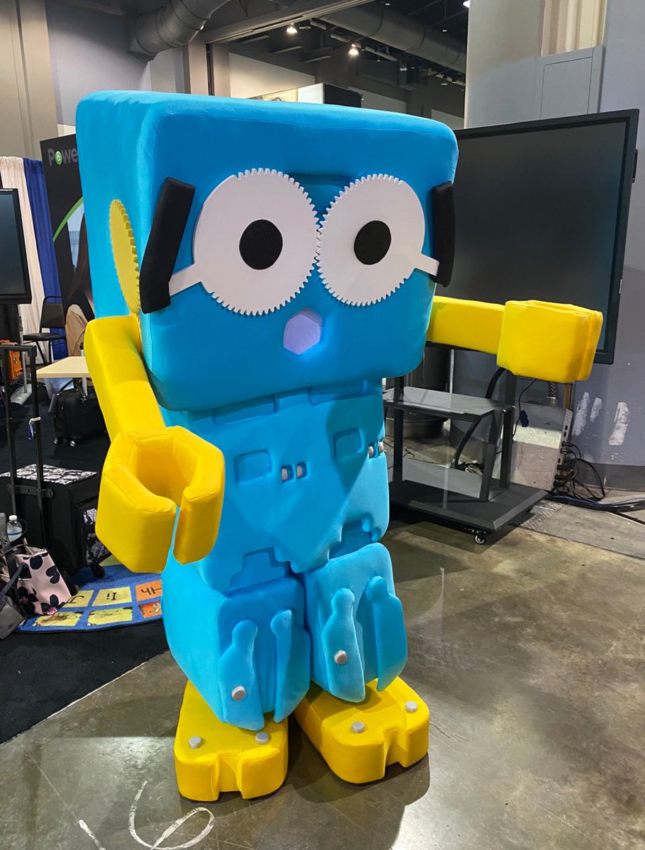 Very pleased that #martytherobot made it to Atlanta, USA safely to entertain everyone at #GAMEIS! #mascot #costume #robot #coding #madebyjellyhead @roboticalltd