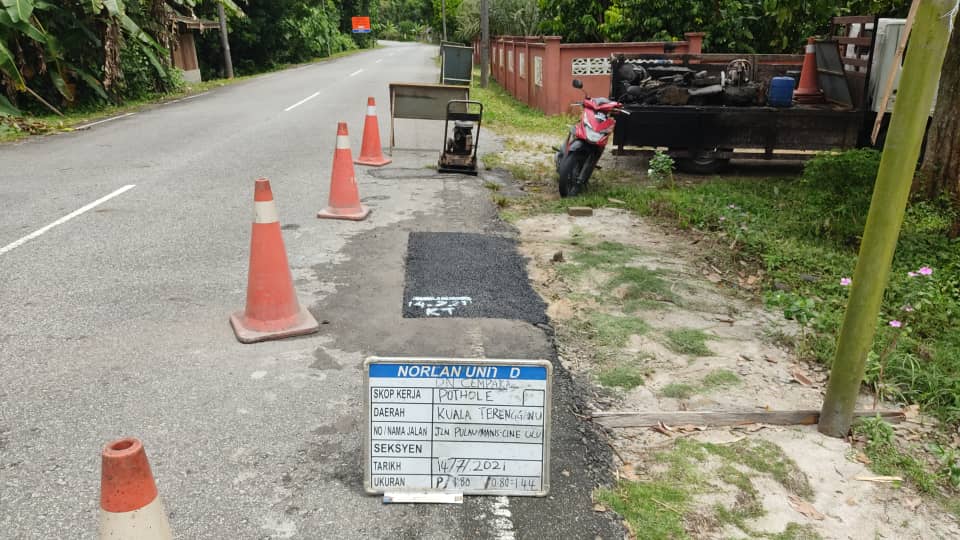 AHTNU_Area2's tweet image. Info 14.7.2021
T132 Jln Pulau Manis-Kg Cina Ulu, Kuala Terengganu

Team #KualaTerengganu
R01 - Patching pothole/pavement
Kerja membaiki permukaan jalan rosak

Tiada lagi jalan berlubang bahaya

#ThisIsKualaTerengganu
#TSRM
@JKRTerengganu
@jkrktganu