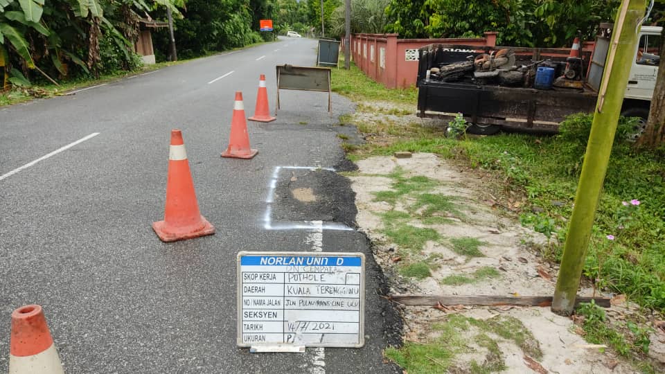 AHTNU_Area2's tweet image. Info 14.7.2021
T132 Jln Pulau Manis-Kg Cina Ulu, Kuala Terengganu

Team #KualaTerengganu
R01 - Patching pothole/pavement
Kerja membaiki permukaan jalan rosak

Tiada lagi jalan berlubang bahaya

#ThisIsKualaTerengganu
#TSRM
@JKRTerengganu
@jkrktganu